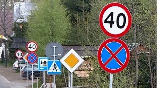 Biorą się za chaos przy drogach. Znaków ma być mniej