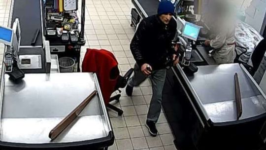 Biorą towar i wychodzą. Bezczelne kradzieże w sklepach w Lublinie. Nagrania z monitoringu