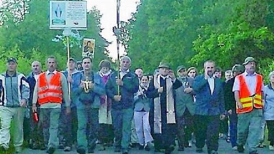 Biskup walczy z księdzem Natankiem i wizjami Agnieszki