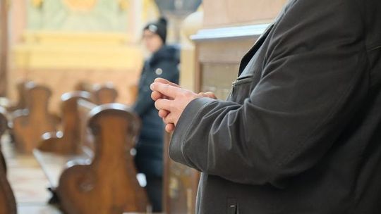 Biskupi zachęcają wiernych do mszy w kościołach. Przestrzegają przed "wiarą wirtualną" 