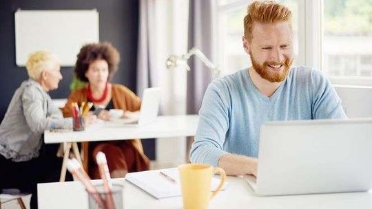 Biurko komputerowe – jak dobrać je do potrzeb pracownika?