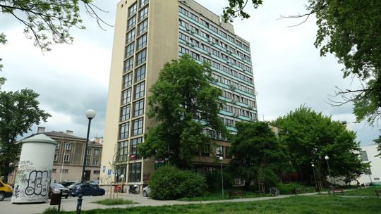 Biurowiec w centrum Lublina powstał 50 lat temu. Winda kilka razy w ciągu dnia przestaje działać