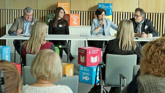 uczestnicy konferencji za stołem