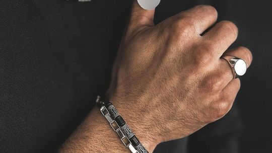 Biżuteria męska – jak wybrać najlepsze dodatki do stylizacji eleganckich i casualowych