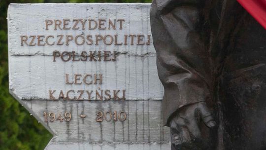 Błąd na pomniku smoleńskim w Kraśniku? Zapytaliśmy prof. Bralczyka