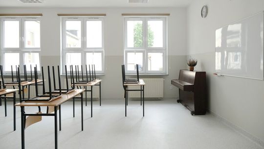 Blisko 100 szkół pracuje zdalnie, a ponad 400 w systemie mieszanym przez koronawirusa