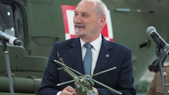 Blisko 15 mln zł przez 1,5 roku. MON tłumaczy się ze służbowych kart