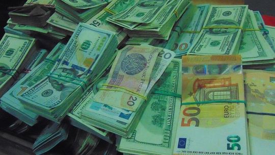 Blisko 2,4 mln zł niezgłoszonej gotówki na granicy. Spadła liczba takich przypadków