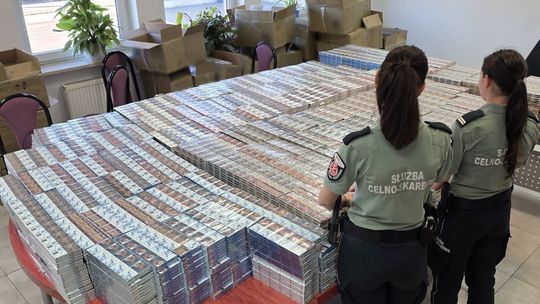 Blisko 48 tys. paczek papierosów ukrytych w kontenerach. Przemyt udaremniono w Małaszewiczach