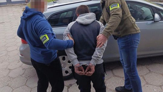 Policjanci z Krasnegostawu zabezpieczyli blisko 700 gramów narkotyków, w tym amfetaminę, marihuanę i mefedron. Zatrzymano 38-letniego mieszkańca gminy Siennica Różana.