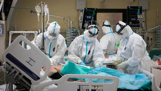 Blisko 8 tysięcy nowych zachorowań i ponad 300 ofiar Covid-19