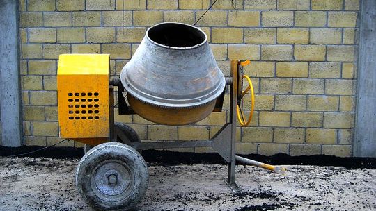 Bliźniacy ukradli 20 betoniarek