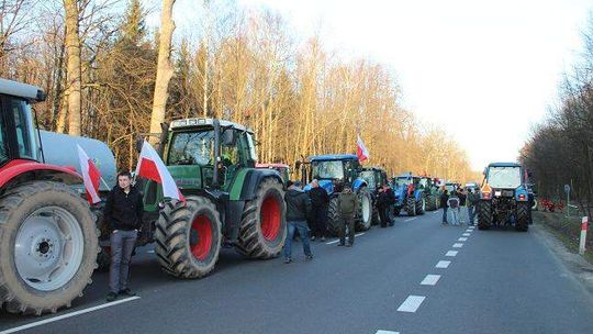 Blokada na krajowej "dwójce. Rolnicy nie ustępują