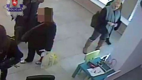 Blondynka przymierza okulary, podmienia i wychodzi ze sklepu (wideo)