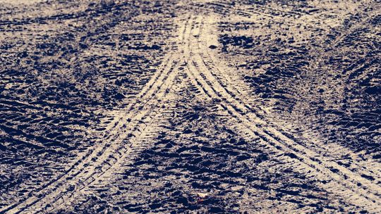 Błotna pułapka zatrzymała pijanego kierowcę. Audi nie dało rady wyjechać