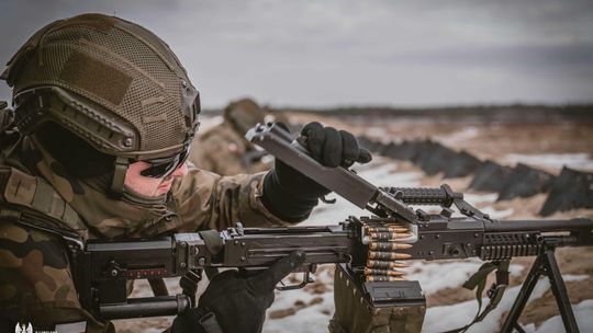 Żołnierze 21 Lubelskiego Batalionu Lekkiej Piechoty ćwiczyli na poligonie w Nowej Dębie w trudnych, błotnistych warunkach, doskonaląc współpracę i celność ognia.