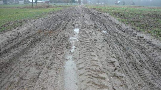 Błoto zamiast drogi w Wygnanowie. Gmina: Będzie remont