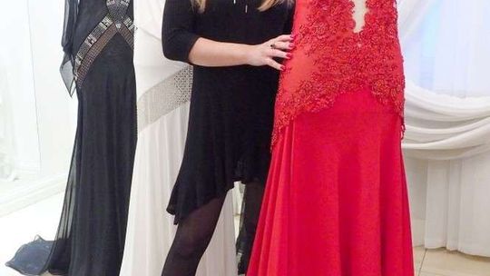 Błysk, ażury i dekolty. Co będzie modne w tym karnawale? 