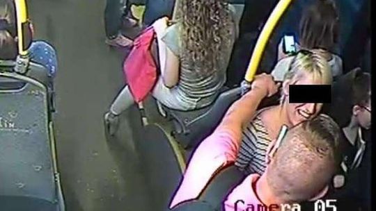 Błyskawiczna reakcja internautów. Złodziejka łańcuszka z autobusu zatrzymana