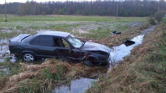 BMW dachowało. Kierowca uciekł, bo był pijany