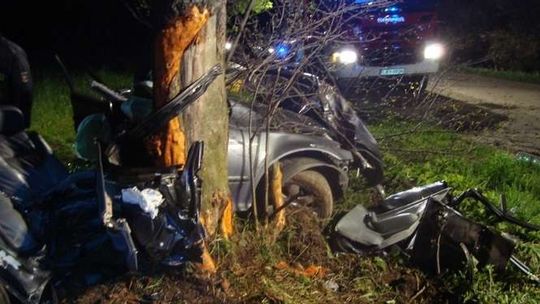 BMW rozbiło się na drzewie, 20-latki nie udało się uratować