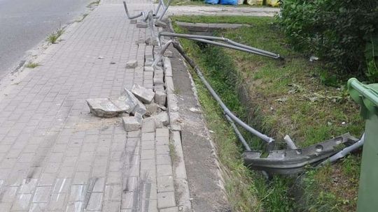 BMW staranowało barierki i dachowało w krzakach. Kierowca zniknął