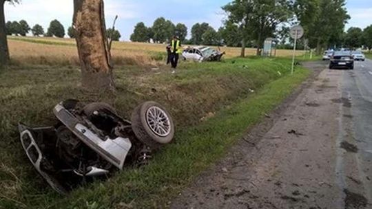 Bmw uderzyło w drzewo i rozpadło się na dwie części. Kierowca i pasażer mają potłuczenia