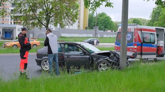 BMW uderzyło w latarnię. Nikomu nic sie nie stało