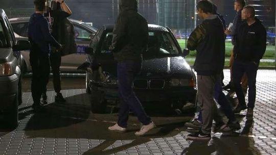 BMW wjechało w ogrodzenie boiska przy Arenie Lublin (zdjęcia)