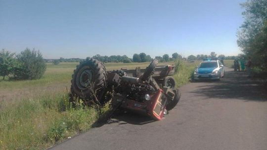BMW wjechało w traktor. Maszyna dachowała