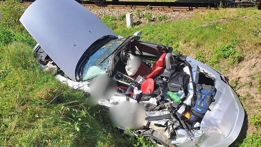 BMW wjechało wprost pod pociąg. Zginęła pasażerka
