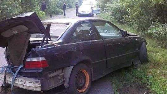 BMW wypadło z drogi i ścięło kilka drzew. 20-latek był zakleszczony w aucie