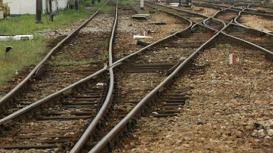 BMW zawisło na torach przed jadącym pociągiem