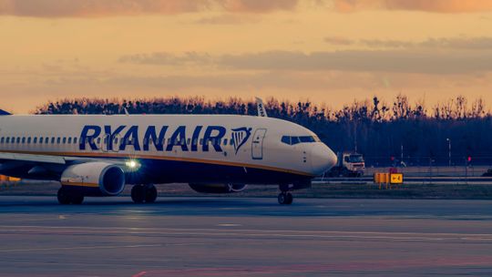 Boarding skończony, wszyscy siedzą, a samolot nadal stoi. Co dzieje się przed startem?