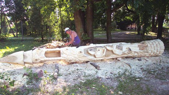 Bobo - pies, który pomaga rzeźbiarzom