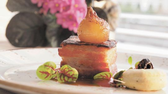 Boczek na widelcu. Tagliatelle z wędzonym boczkiem czy zupa serowa z boczkiem [przepisy]