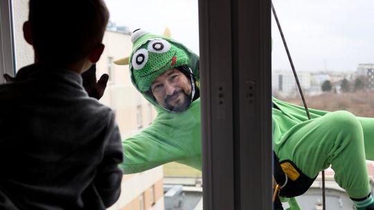 Bohaterowie z bajek zjechali po ścianach szpitala dziecięcego. Alpiniści dla WOŚP