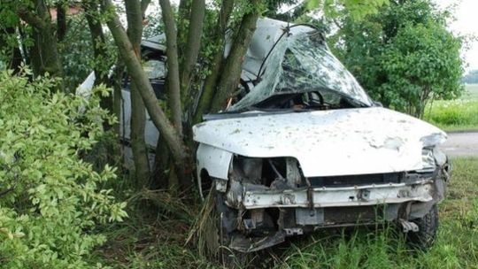 Bojanówka: Wypadek renault, 18-latek wjechał w drzewo