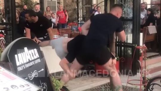 Bójka i szarpanina Polaków w centrum Skopje [wideo]
