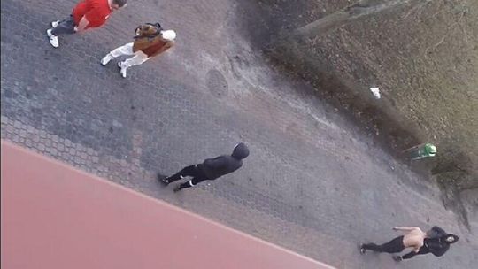 Bójka pod blokiem. Mieszkańcy narzekają na "dziwne zachowania młodzieży" 