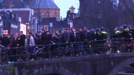 Bójki angielskich kibiców z policją w Holandii (wideo)