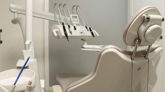 Ból zęba w czasie epidemii. Wizyta u dentysty może być droższa