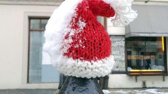 Bombardowanie włóczką. Ciepły prezent dla miasta