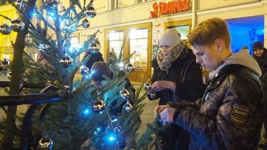 Bombki choinkowe przeciw rządom PiS. Pikieta KOD w Lublinie