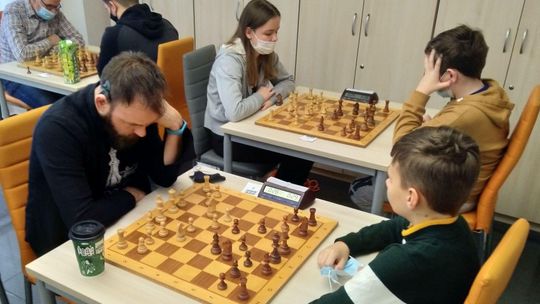 Boom na szachy dotarł do Lubartowa. Robotę robi „Gambit królowej”