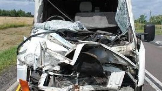 Borki: Bus najechał na ciężarówkę