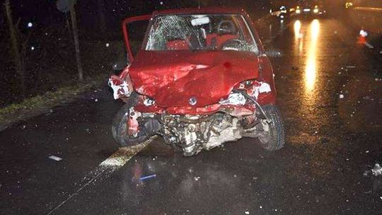 Borki: Czołowe zderzenie fiata i opla. 2 osoby w szpitalu