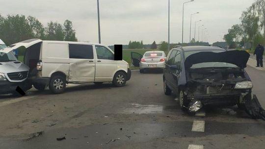 Borki: Nie zatrzymał się na znaku STOP, trzy samochody zniszczone