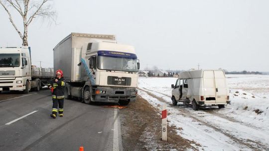 Borki: TIR wymusił pierwszeństwo i zderzył się z busem