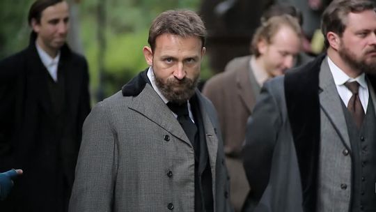 Borys Szyc jako marszałek Józef Piłsudski. Ile trwa charakteryzacja?